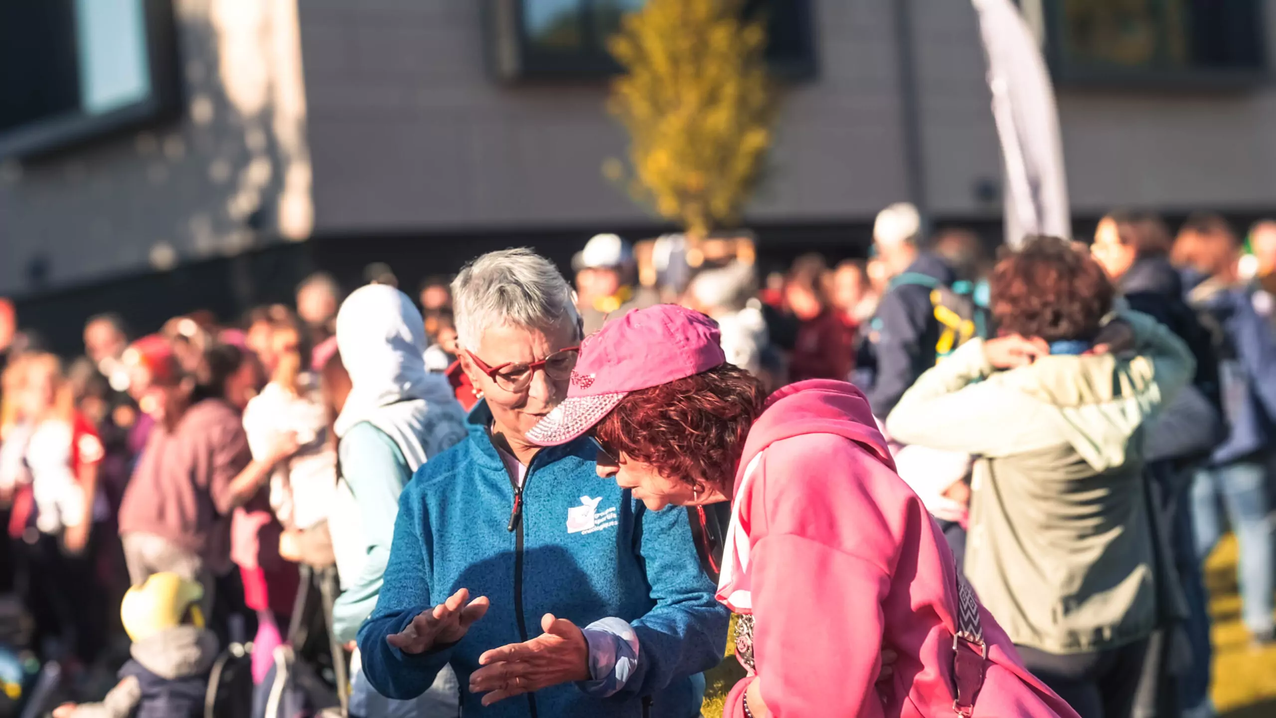 Two ALGSO members chatting at the Broschtkriibslaf 2024