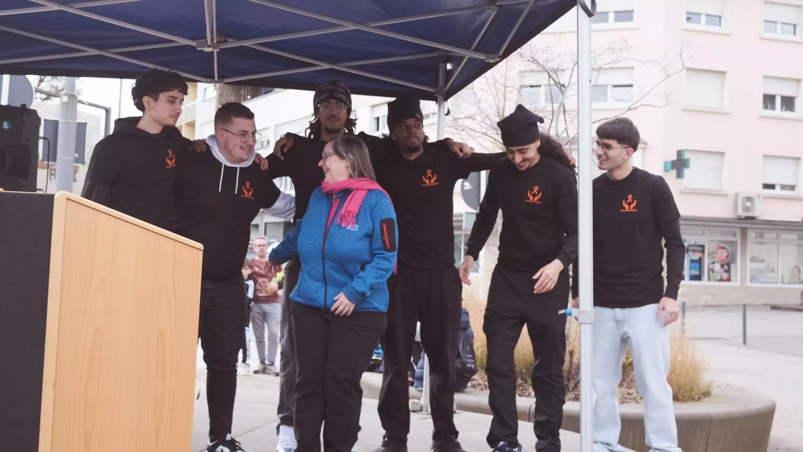 The students who organised Run4Cancer 2024 posing with an ALGSO member The students who organised Run4Cancer 2024 posing with an ALGSO member