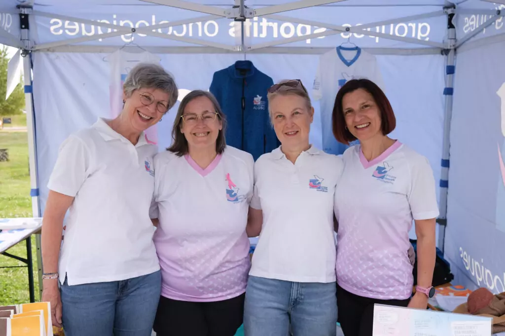 Journée de Randonnée CMCM 2026 – La galerie de photos a présenté une image avec quatre bénévoles de l’ALGSO sur le stand de l’ALGSO.