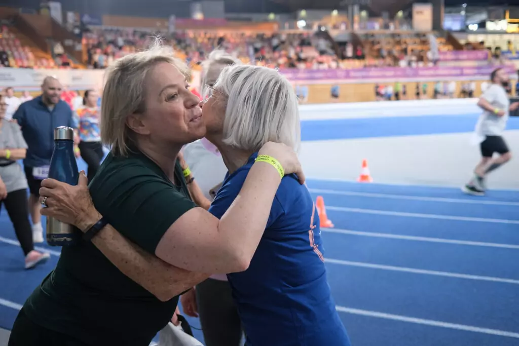 A first-time ALGSO participant being greeted by a long-time ALGSO member as they relay each other at the Relais pour la Vie 2026 Luxembourg.